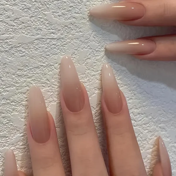 24 قطعة من الأظافر الطويلة على شكل لوز بتدرج اللون البيج الناعم، مثالية لفصلي الخريف والشتاء. تتضمن 1 ورقة من صمغ الجيلي و1 مبرد أظافر أزرق. مناسبة لكل من اليدين والقدمين.