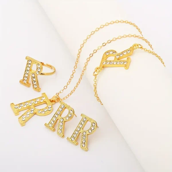 مجموعة مجوهرات قلادة حجر الراين الأبجدية البسيطة والعتيقة - مجموعة سبيكة مكونة من 4 قطع تتضمن قلادة سحرية بحرف الخط، وخاتم، وأقراط، وسلسلة مع خلق حجر تمثيلي، وطلاء متعدد الاستخدام