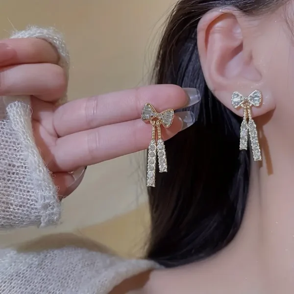 أقراط كريستال لامعة على شكل عقدة فراشة للنساء