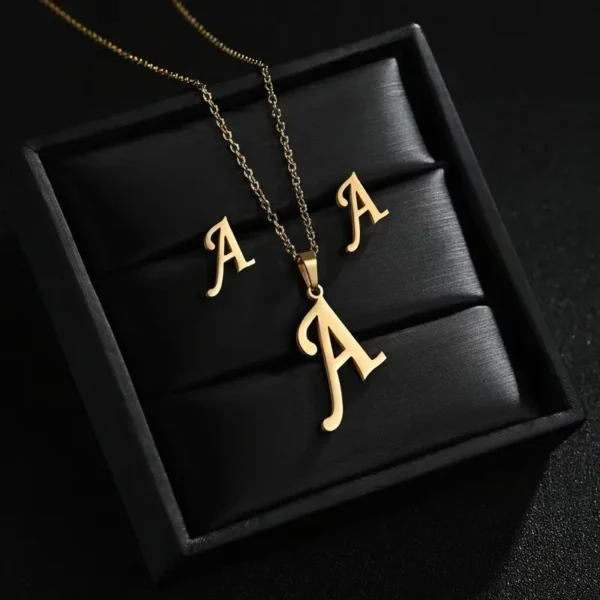 1 زوج من الأقراط + 1 قلادة أنيقة طقم مجوهرات حرف 18 قيراط مطلية بالذهب مصنوعة من الفولاذ المقاوم للصدأ