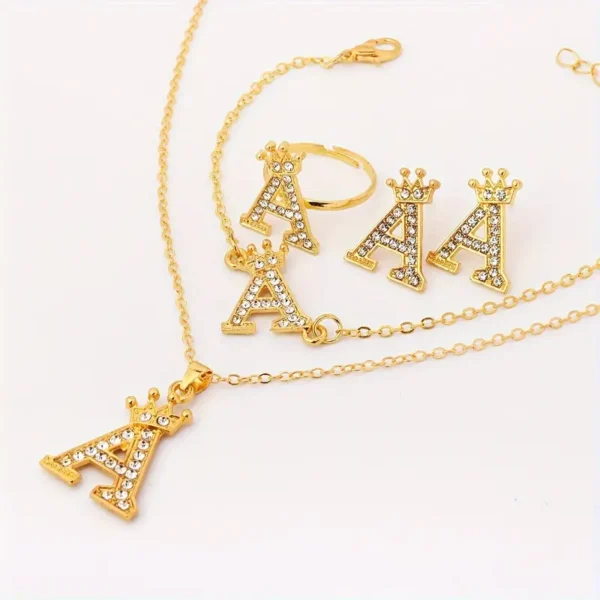 مجموعة مجوهرات قلادة حجر الراين الأبجدية البسيطة والعتيقة - مجموعة سبيكة مكونة من 4 قطع تتضمن قلادة سحرية بحرف الخط، وخاتم، وأقراط، وسلسلة مع خلق حجر تمثيلي، وطلاء متعدد الاستخدام للارتداء اليومي