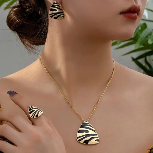 طقم مجوهرات هندسي بطبعة الفهد الأنيق - يشمل أقراط دبوسية، قلادة بتعليقة وخاتم | إكسسوارات أزياء مستوحاة من الطراز القديم للملابس الكاجوال