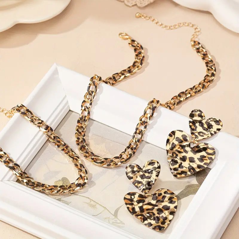 طقم مجوهرات بطبعة فهد أنيقة - قلادة سلسلة وسوار بقلادة قلب وأقراط للنساء، تصميم أوروبي أمريكي مبالغ فيه مستوحى من الفينتاج، طقم إكسسوارات يومية للارتداء اليومي