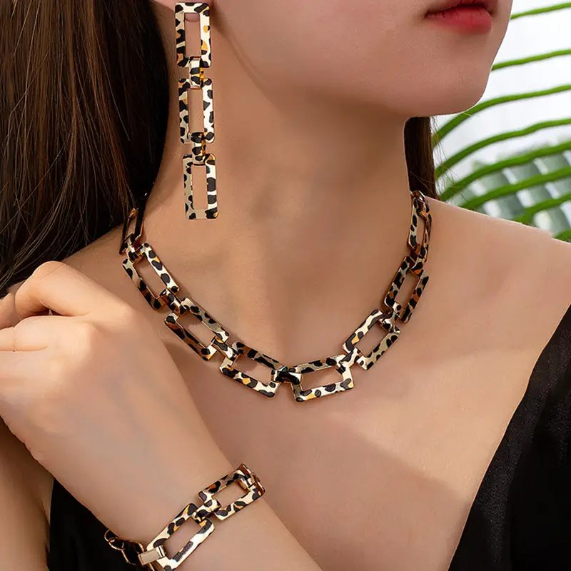 طقم مجوهرات نسائي أنيق بنقشة الفهد - تصميم مربع مفرغ مستوحى من الفينتاج مع قلادة، أقراط وسوار