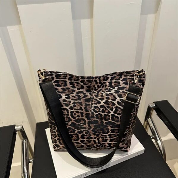 حقيبة دلو نسائية مبطنة من الداخل بطبعة الفهد الأنيقة - واسعة وخفيفة مع حزام قابل للتعديل، إغلاق بسحاب - مثالية للاستخدام اليومي حقيبة عاليه الجودة من الجلد الصناعي