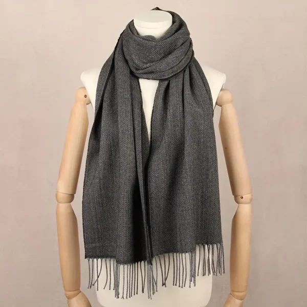 وشاح محبوك دافئ للرجال - شال شتوي طويل وعميق مع تفاصيل هامش، لون سادة