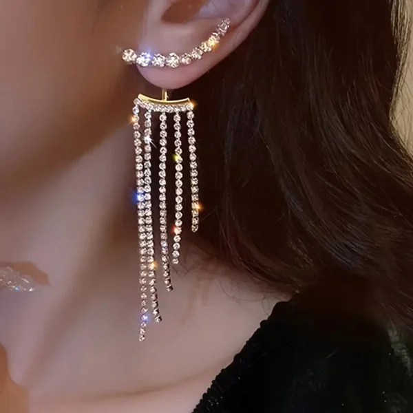 أقراط متدلية مزينة بالزجاج اللامع بأسلوب فاخر وأنيق مطلي بالفضة مجوهرات لامعة لحفلات الزفاف والمناسبات لون فضي