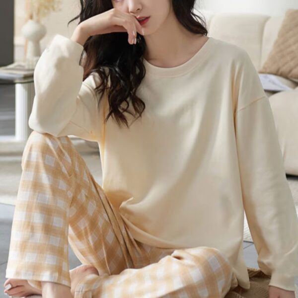 طقم نوم نسائي بأكمام طويلة مكون من قطعتين بطبعة كورية أنيق ومريح بيج