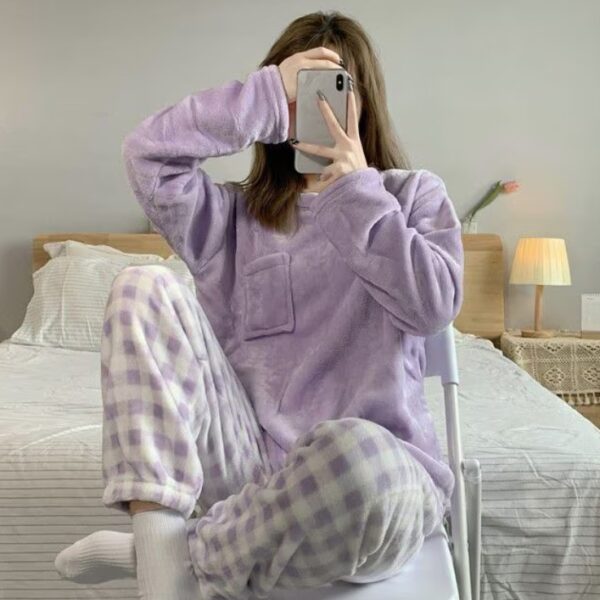 طقم نوم نسائي بأكمام طويلة مكون من قطعتين للشتاء صوفية بيجامة نوم راقي ومريحة ودافئة بنطلون مخطط بطريقة انيقة تفصيل كوري للشتاء