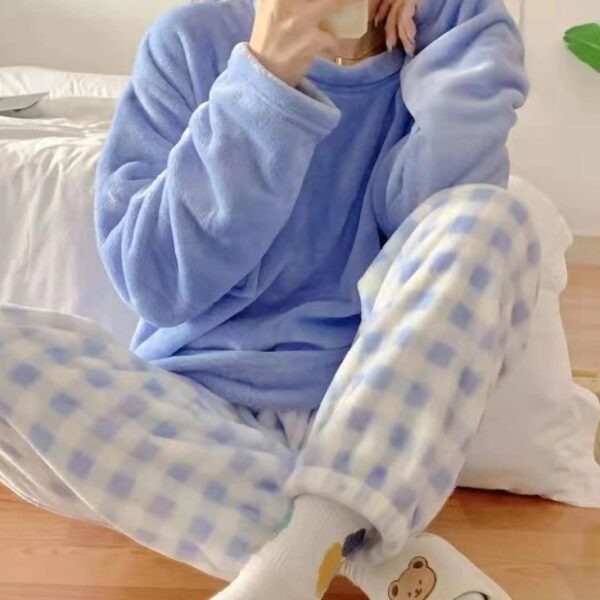 طقم نوم نسائي بأكمام طويلة مكون من قطعتين للشتاء صوفية بيجامة نوم راقي ومريحة ودافئة بنطلون مخطط بطريقة انيقة تفصيل كوري للشتاء أزرق