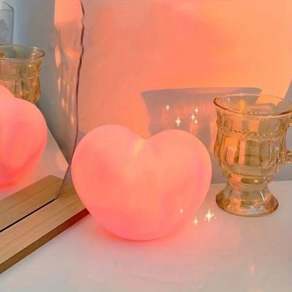 مصباح ليلي على شكل قلب لطيف - مصباح سرير باللون الوردي يعمل بالبطارية مع بطارية زر غير قابلة لإعادة الشحن، مصباح محمول جذاب للعين يخلق جوًا رومانسيًا مثاليا للهدايا