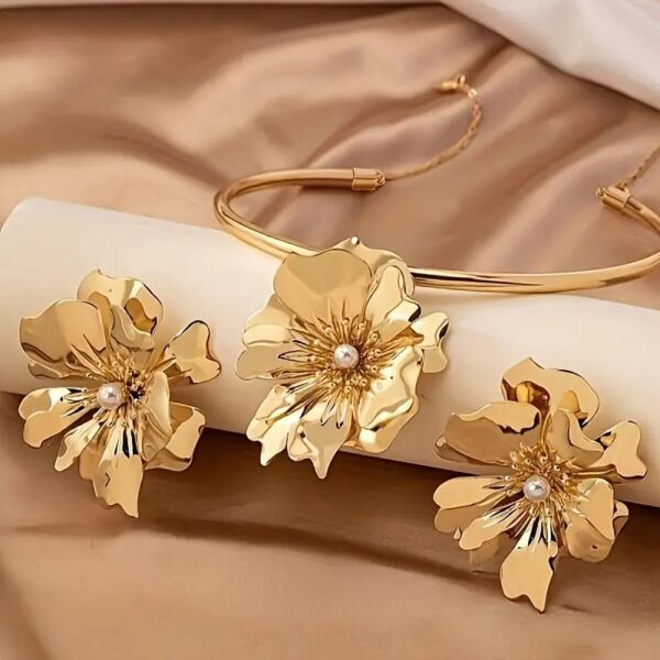 طقم مجوهرات فاخر بلون ذهبي مع لمسات من اللؤلؤ الأكريليك - يشمل شوكير وأقراط، مثالي للعطلات أو الزي العادي