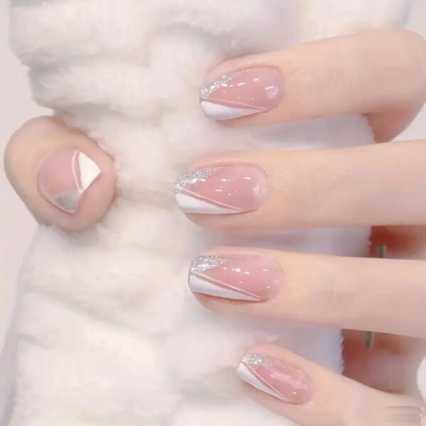 ملصقات فنية لأظافر الخط الفرنسي اللامع باللون الفضي ، شارات شريط منحرف أبيض لامع ، أطراف مانيكير هندسية إبداعية ثلاثية الأبعاد