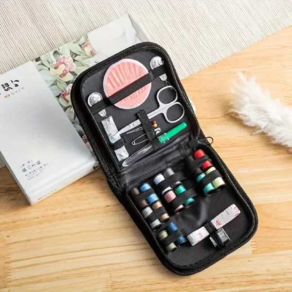 مجموعة خياطة محمولة صغيرة مع حقيبة سفر سوداء - مجموعة أدوات خياطة وإصلاح كاملة للمنزل والاحتفالات والملابس - تتضمن مجموعة متنوعة من خيوط ملونة وإبر ومقصات وأكثر من ذلك