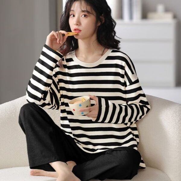 طقم نوم نسائي بأكمام طويلة مكون من قطعتين بيجاامة انيقة ومريحة بتصميم مخطط نمط كوري