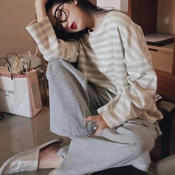 طقم نوم نسائي بأكمام طويلة مكون من قطعتين بيجاامة انيقة ومريحة بتصميم مخطط نمط كوري