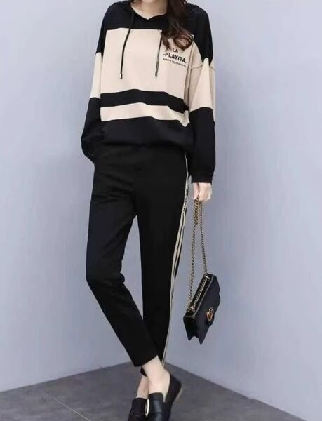 طقم مكون من قطعتين من هودي بطباعة ملونة وأكمام طويلة للنساء