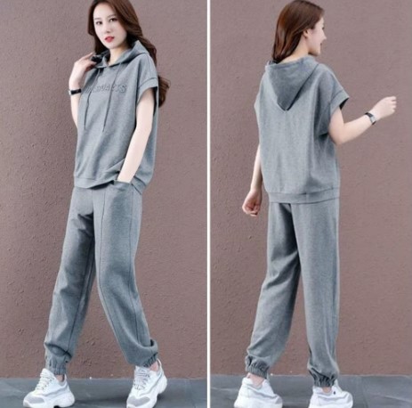 طقم تي شيرت نسائي مكون من قطعتين بأكمام قصيرة ولون سادة