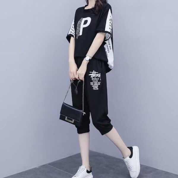 طقم تي شيرت نسائي مكون من قطعتين بأكمام قصيرة ومطبوع عليه حروف/أرقام براند عالمي